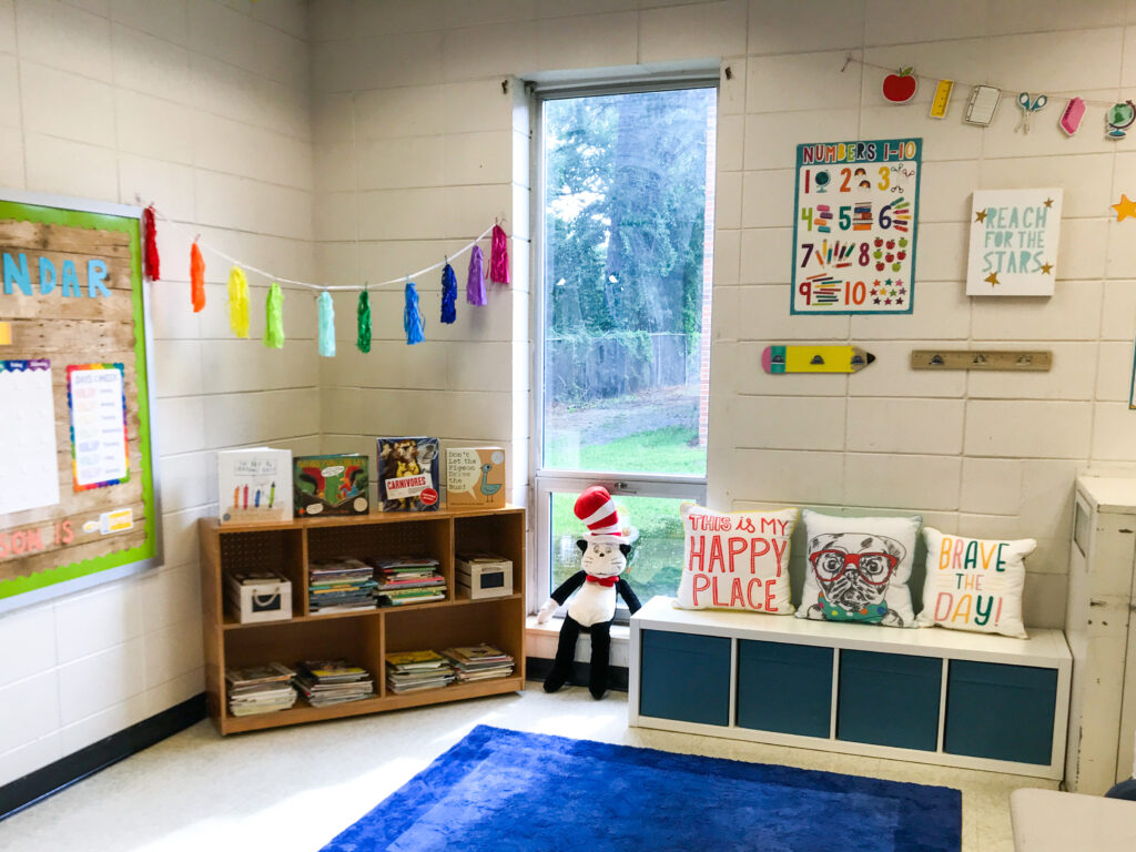 my first classroom library set-up when I didn't know how to effectively organize my books